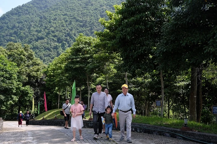 Bóng mát của những hàng cây xanh theo chân du khách trên những con đường đến tham quan Khu di tích Pác Bó, Cao Bằng.