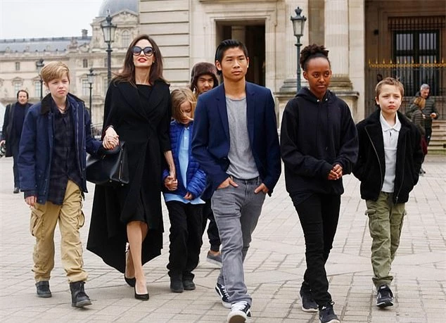 Angelina Jolie bên 6 con trong chuyến du lịch ở Pháp năm 2017.
