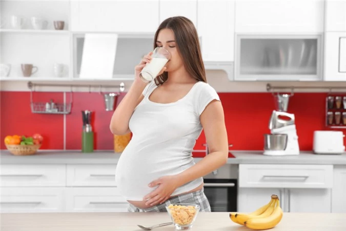 Mẹ bầu uống sữa nóng trước khi ngủ khoảng 40 phút giúp ngủ ngon