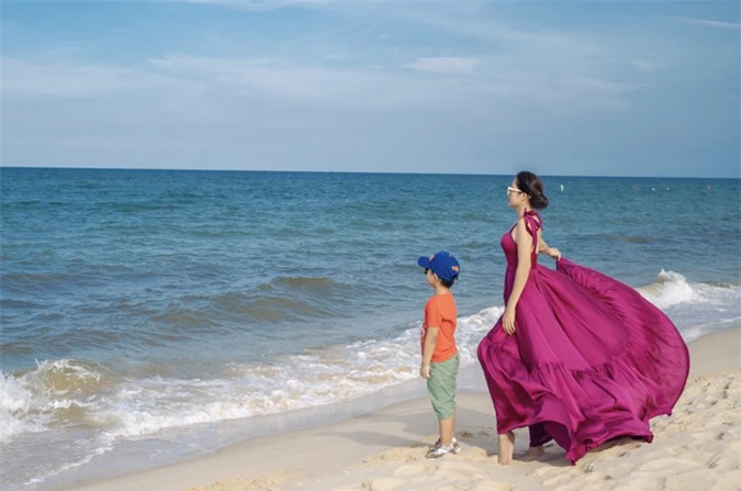 Mỹ Lệ và con trai - bé Cà Rốt 3 tuổi - đi dạo trên bãi biển Quảng Bình quê hương cô. Hai mẹ con tận hưởng kỳ nghỉ sảng khoái, đầy niềm vui.