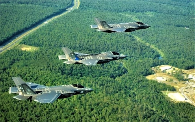 Tiêm kích thế hệ năm F-35A (xa nhất), F-35B (giữa) và F-35C của Mỹ; Nguồn: wikipedia.org.