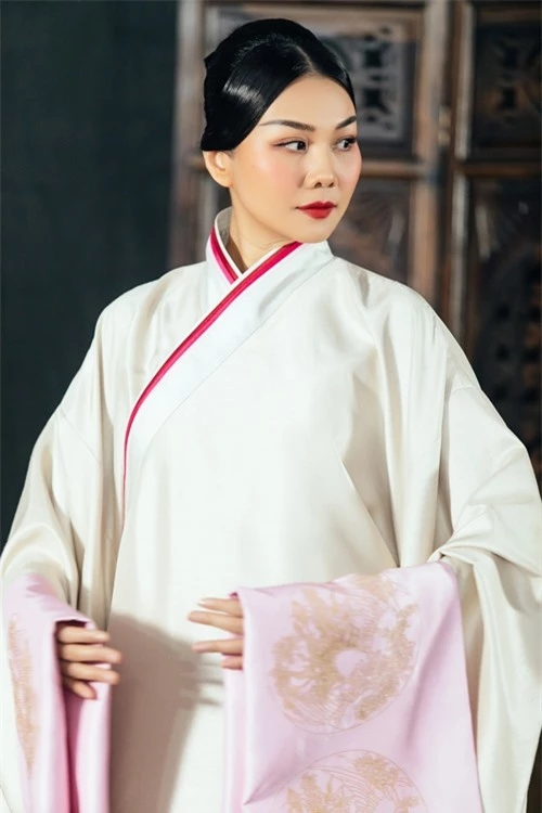 Ngoài sức nặng về trọng lượng trang phục, Thanh Hằng còn mang gánh nặng tâm lý khi đảm nhận vai diễn bậc mẫu nghi thiên hạ.