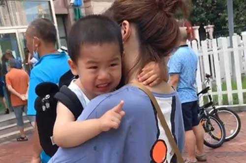 Vì sao các chuyên gia khuyên cha mẹ cho con đi học nên đón con sớm?