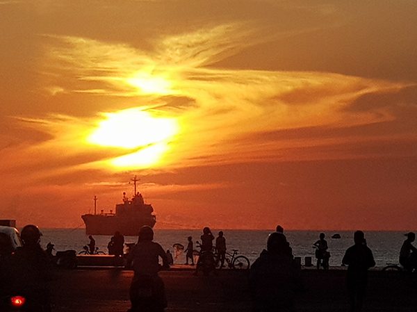 Biển Đà Nẵng hồi sinh sau 45 ngày "chết lặng" vì tái phát Covid-19 