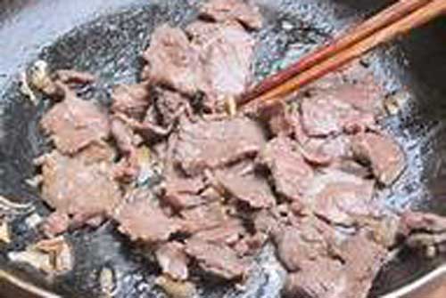 Dùng dầu nóng hay dầu lạnh để xào thịt bò mới chuẩn? Đa số bà nội trợ làm sai khiến món ăn mất ngon