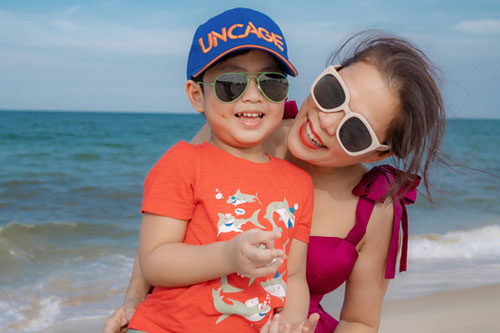 Mỹ Lệ dạo biển Quảng Bình cùng con trai