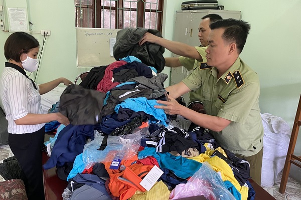 Hà Giang: Tiêu hủy gần 2.000 sản phẩm giả mạo nhãn hiệu Adidas, Nike, Gucci, Chanel