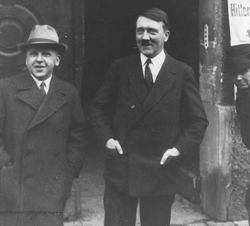 Trùm phát xít Hitler (trái) xuất hiện trên đường Thierschstrasse năm 1930.