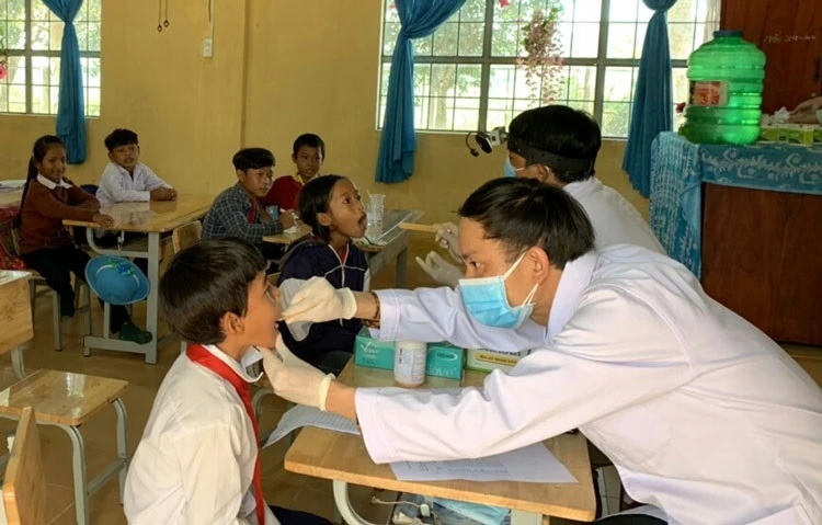 Khám sàng lọc bệnh bạch hầu cho học sinh trên địa bàn xã Đạ M'Rông, huyện Đam Rông (Ảnh: A.N).