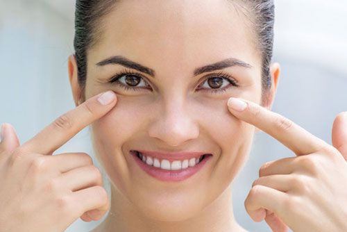 Xóa bỏ quầng thâm mắt bằng cà chua cực hiệu quả