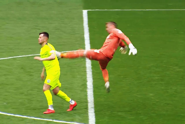 Những pha lãnh thẻ đỏ hài hước và ngu ngốc của các thủ môn