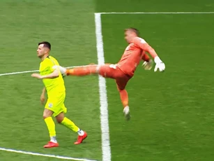 Những pha lãnh thẻ đỏ hài hước và ngu ngốc của các thủ môn