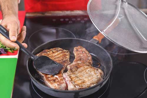 Đầu bếp nhà hàng tiết lộ: Mẹo chiên rán giòn rụm mà không bị dầu ăn bắn ra ngoài