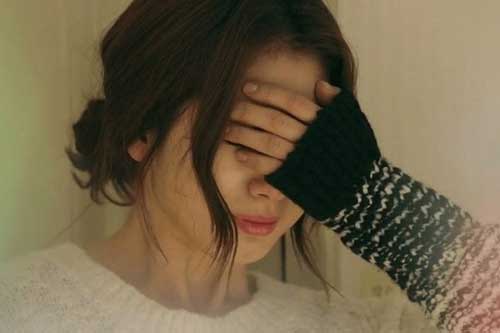 Đi làm về muộn, tôi giật mình thấy chồng ngồi bần thần trong bóng tối nhưng tờ giấy anh đưa ra khiến tôi chao đảo