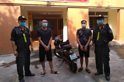 Mang súng "đi chơi" gặp phải cảnh sát cơ động