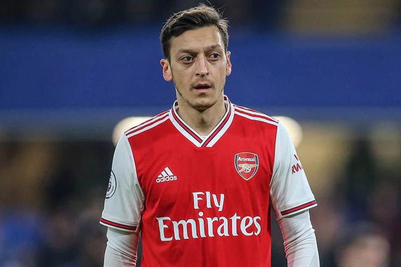 Tiền vệ trung tâm: Mesut Oezil (Arsenal).