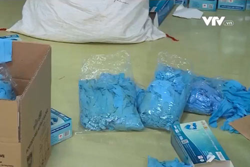 Thu giữ hơn 51 tấn găng tay cao su có dấu hiệu làm giả, đã qua sử dụng