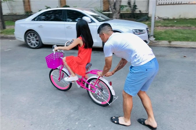 Vì nằm trong một khu cao cấp, an ninh bảo vệ nên Công Vinh tận dụng con đường trước nhà tập xe đạp cho con gái.