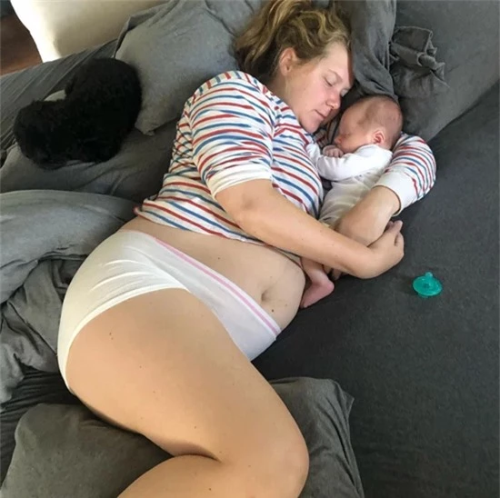 Nữ diễn viên I Feel Pretty Amy Schumer đăng tải khoảnh khắc ngủ cùng con trai 5 tuần tuổi vào tháng 6/2019. Amy vẫn mặc loại quần chuyên dụng dành cho các bà đẻ.