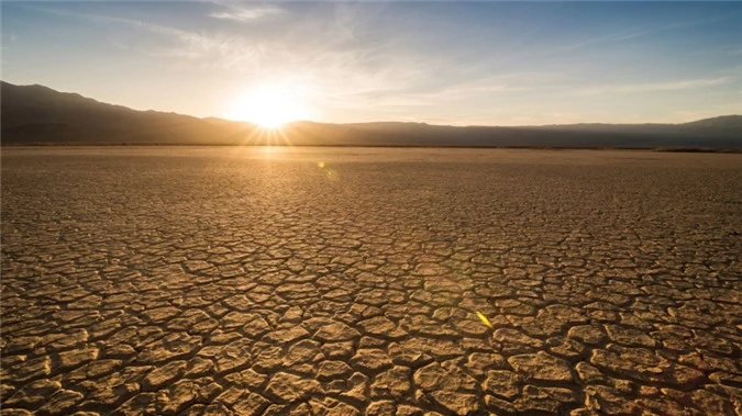 Cận cảnh thung lũng chết California trải qua thời gian 56 độ C