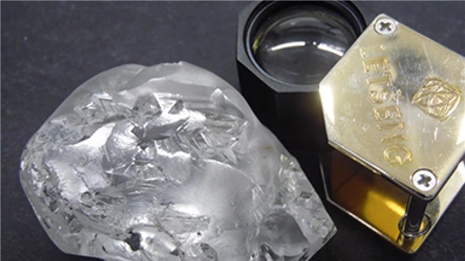 Cận cảnh viên kim cương siêu to khổng lồ 442 carat