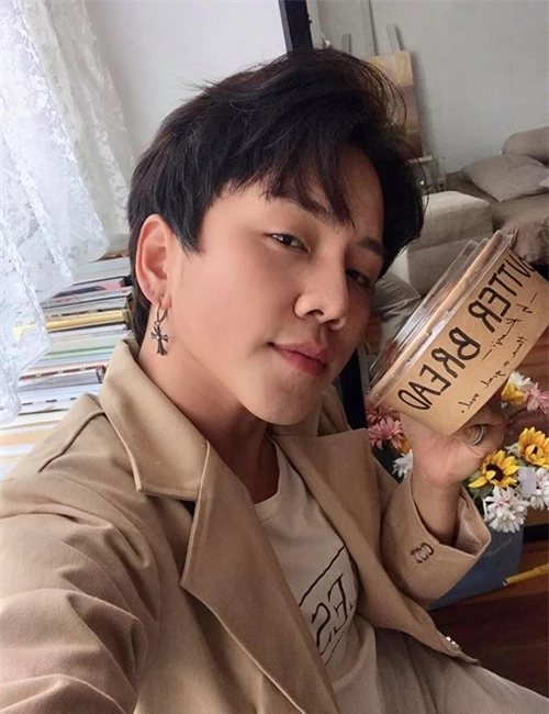 Bạn trai chuyển giới của Miko Lan Trinh có nghệ danh là Kenji (28 tuổi, đạo diễn mỹ thuật, quản lý của Miko Lan Trinh và nhiều người mẫu, diễn viên). Anh hiện sống ở căn hộ nhỏ tại TP HCM.