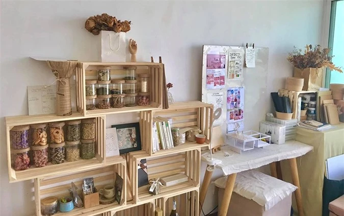 Góc làm việc và kệ pallet gỗ đựng các nguyên liệu làm bánh của Kenji. Anh tìm kiếm nhiều ý tưởng cho nội thất căn hộ từ Pinterest, instagram, theo đuổi phong cách rustic.