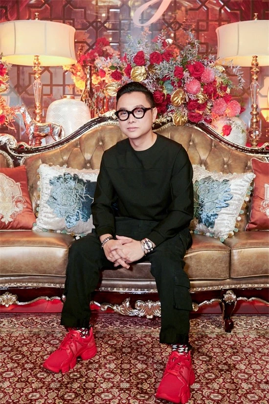 Nhà thiết kế Nguyễn Công Trí thực hiện bộ váy lộng lẫy của Hồ Ngọc Hà trong đêm nhạc.