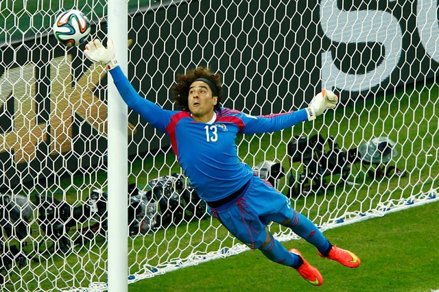 Pha cứu thua của thủ thành Guillermo Ochoa.