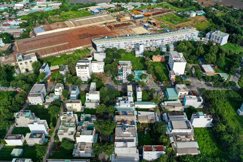 Công ty Huỳnh Thông triển khai dự án Amazing City khi chưa được UBND TP HCM giao khu đất trên để đầu tư dự án nhà ở, chưa chuyển thành đất ở. Tuy nhiên, từ năm 2011 đến nay, chủ đầu tư đã tổ chức xây dựng 222 công trình trên đất và chỉ một căn nhà có giấy phép xây dựng.