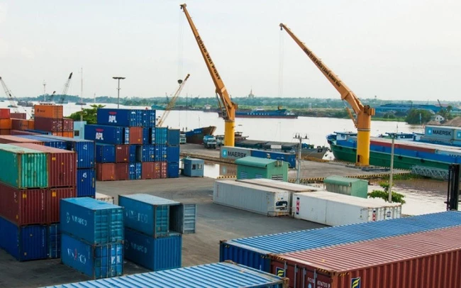 Thúc đẩy tăng trưởng xuất khẩu là nhiệm vụ quan trọng trong những tháng cuối năm.( Ảnh: Xuất khẩu hàng hóa qua cảng Đồng Nai)