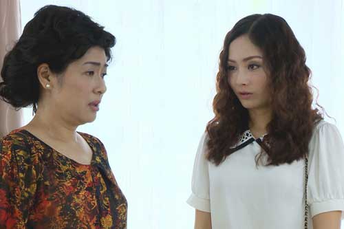 Đang hân hoan vì mẹ chồng dúi vào tay cọc tiền, tôi "chết lặng" sau câu nói như "nhát dao đâm trúng tim"