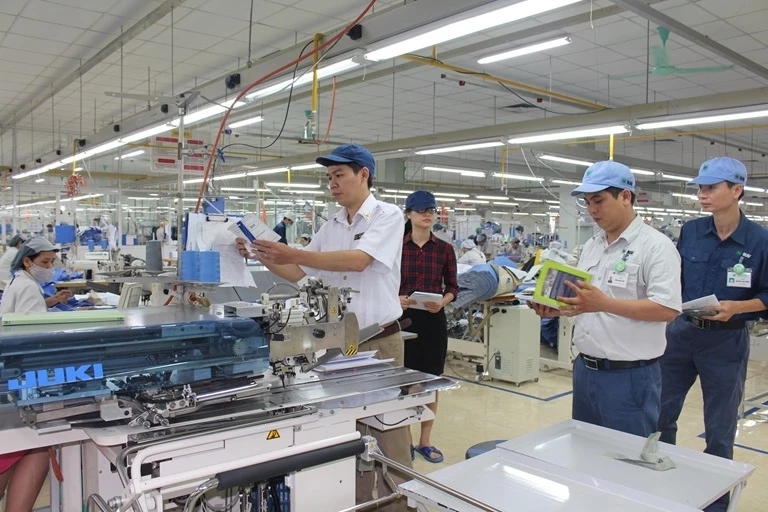 Nhiều doanh nghiệp tại Đồng Nai bị ảnh hưởng nghiêm trọng bởi dịch Covid-19. (Ảnh: Hoạt động sản xuất của công ty Tomiya Summit Garment Export Việt Nam, tại TP. Biên Hoà)