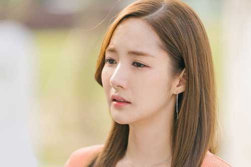 Bu&#x1ED5;i ra m&#x1EAF;t gia &#x111;&#xEC;nh b&#x1EA1;n trai, m&#x1EB9; anh ch&#x1EC9; h&#x1ECF;i &#x111;&#xFA;ng 1 c&#xE2;u khi&#x1EBF;n t&#xF4;i v&#x1ED9;i v&#xE0;ng r&#x1EDD;i &#x111;i trong n&#x1B0;&#x1EDB;c m&#x1EAF;t