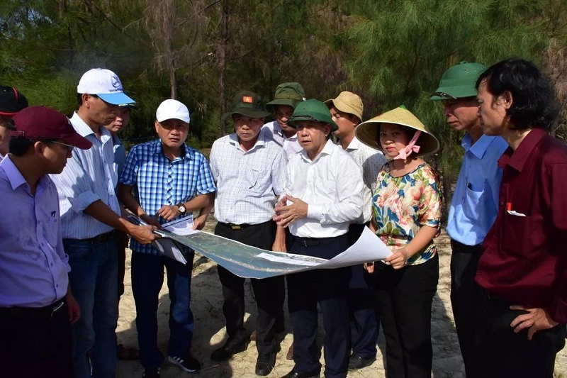 Chủ tịch UBND tỉnh Thừa Thiên Huế Phan Ngọc Thọ (đội mũ cối ở giữa) cùng đoàn công tác khảo sát điểm dự kiến xây dựng cầu vượt cửa biển Thuận An.