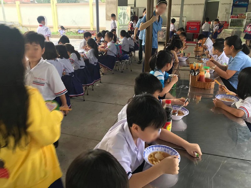 Hàng chục học sinh nhập viện nghi do ngộ độc thực phẩm ở TP HCM