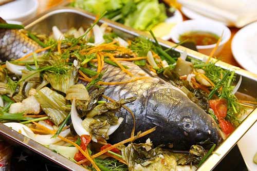Cách hấp cá chép với ngải cứu