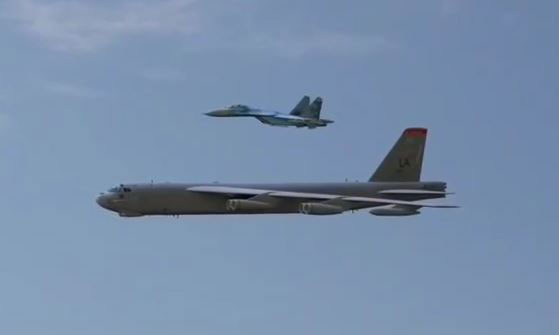 Cận cảnh tiêm kích Su-27 áp sát máy bay ném bom B-52 của Mỹ gây “gây sốt”