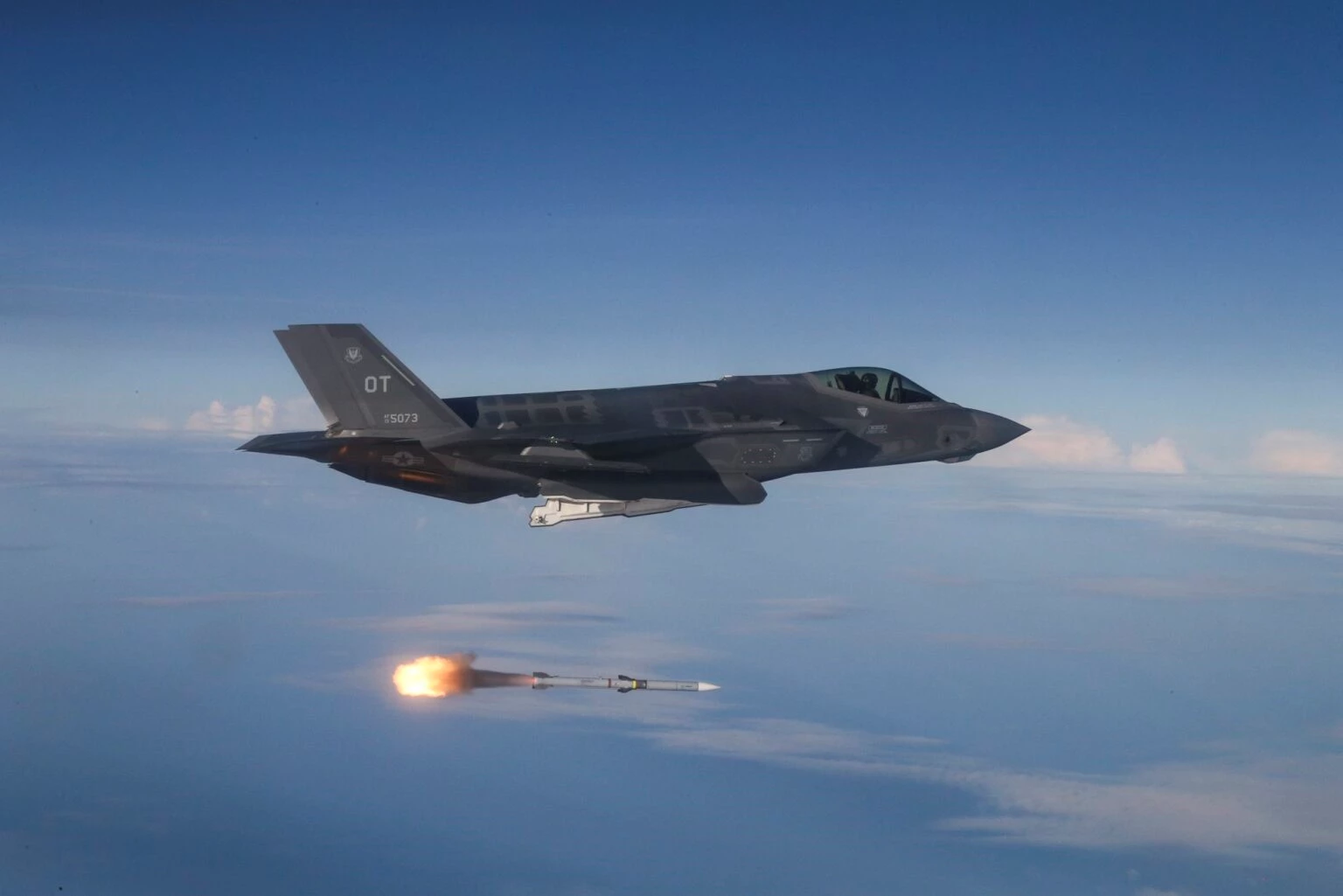 Tiêm kích tàng hình F-35 phóng tên lửa AIM-120 AMRAAM. Ảnh: Raytheon.