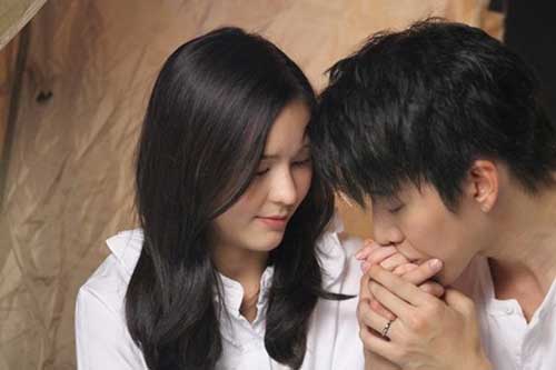 Sinh nhật vợ nhưng nửa đêm chồng mới về nhà, cô chưa kịp trách móc thì phải bật khóc khi nhìn món quà anh tặng