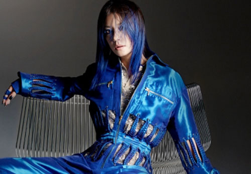 Triệu Vy nhuộm tóc xanh sắc lạnh, bí ẩn trên bìa tạp chí