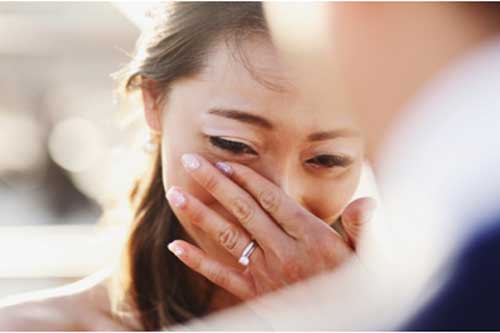 Cô dâu hốt hoảng khi vừa bước qua cổng hoa vào nhà chồng thì có đứa bé chạy đến gọi là mẹ