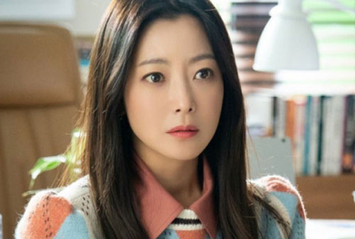 Mỹ nhân U50 Kim Hee Sun trẻ đẹp ngỡ ngàng khi vào vai sinh viên đại học
