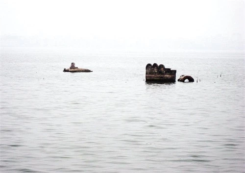 Những ngôi mộ chìm nổi theo sóng nước Hồ Tây. Ảnh: H.Phương