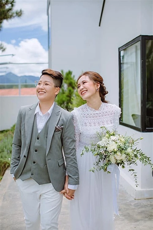 Sau một năm rưỡi hẹn hò, tháng 7/2019 Tú Tri và Yun Bin tổ chức hôn lễ, chính thức nên duyên vợ chồng. Cùng hoạt động trong lĩnh vực nghệ thuật nên cả hai dễ dàng chia sẻ mọi vui buồn và hỗ trợ công việc của nhau.