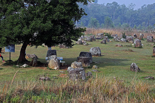 Khu khảo cổ nguy hiểm cánh đồng chum 2.000 năm bí ẩn ở Lào