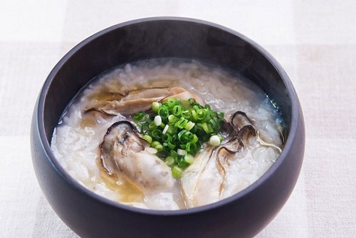 B&#xE9; l&#x1B0;&#x1EDD;i &#x103;n, m&#x1EB9; n&#x1EA5;u ch&#xE1;o h&#xE0;u gi&#xFA;p tr&#x1EBB; &#x103;n thun th&#xFA;t