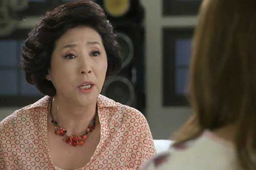 Mẹ chồng trách con dâu bạc tình chồng nằm viện không chăm sóc, màn "tức nước vỡ bờ" của chị khiến bà bẽ mặt, nhận ra ai mới là người vô tâm thật sự!