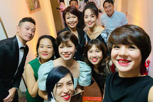 Chỉ một khoảnh khắc selfie bên đồng nghiệp, MC Diễm Quỳnh 'chứng minh nhan sắc không tuổi'