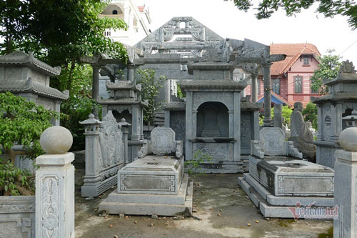 Bí ẩn ngôi làng cách 1 mét có mộ đá nằm ngoài đường, khắp nơi là tượng thờ